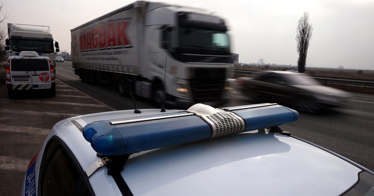 Автомобил, управляван от 12-годишно момче, е катастрофирал в Търговишко, съобщава