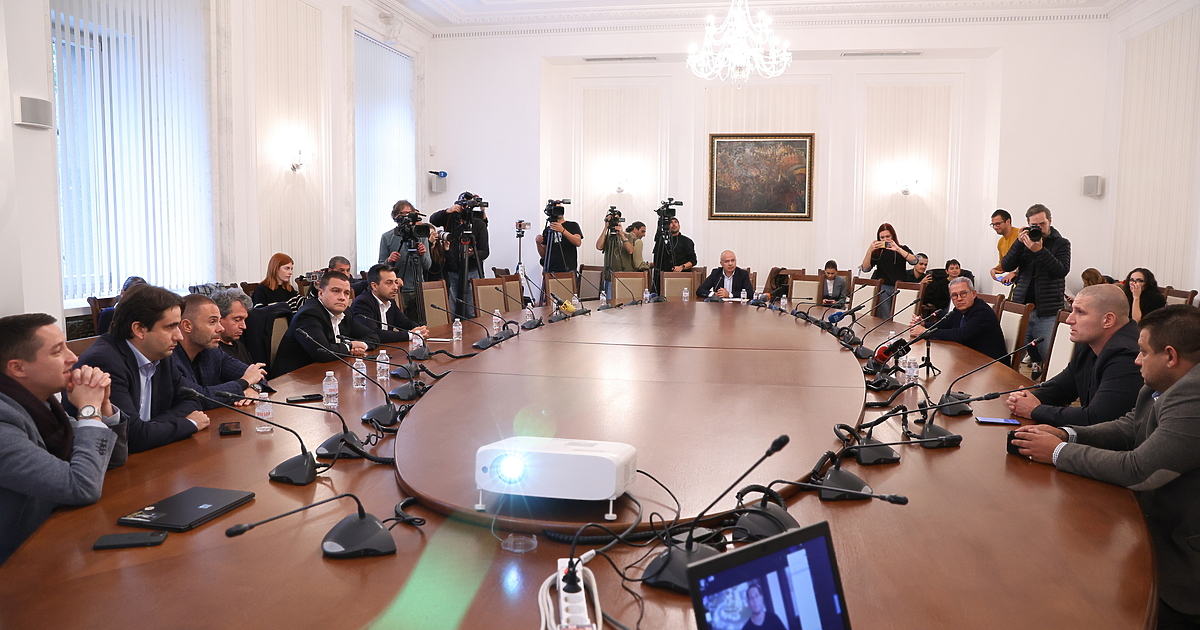 Фарс.Така накратко може да се опише днешното заседание на Временната комисия