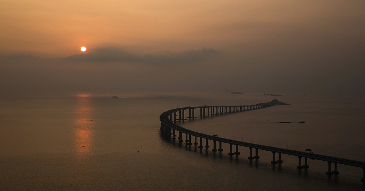 На церемония в град Чжухай, Китай, преди пет години председателят