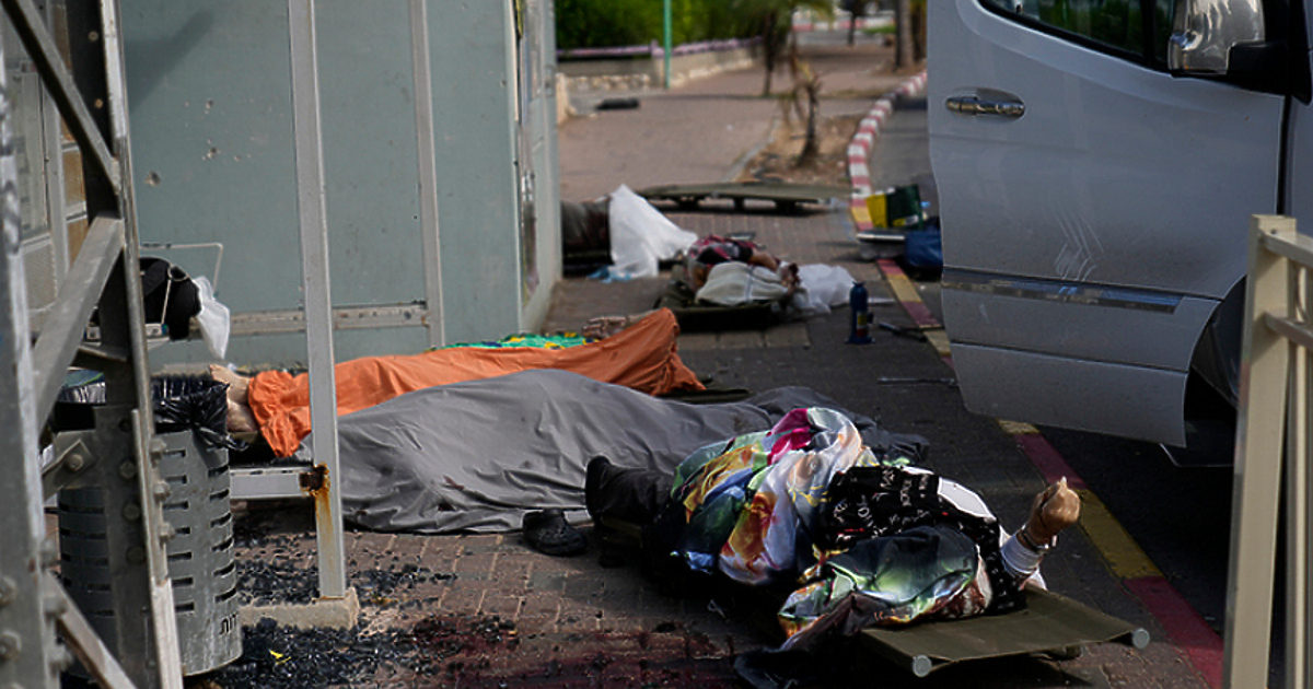 Анна Гин е журналистка и писателка, живее в украинския град Харкив. Тя