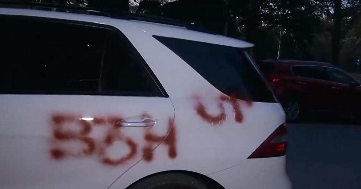 Вандали са надраскали със спрей автомобили на доброволци от Украинския