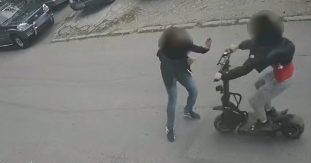 За абсурден случай, при който са пострадали трима полицаи, след