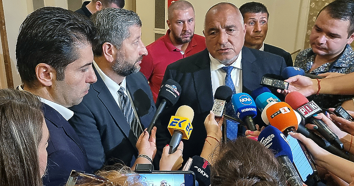 Отношенията между ГЕРБ и ПП-ДБ все повече приличат на поведението на