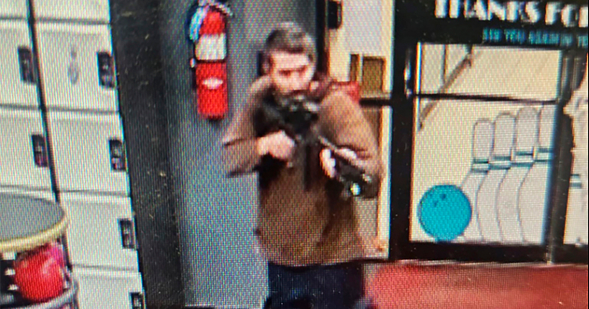 Най-малко 22 души бяха убити, а 50 до 60 бяха