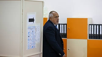 Лидерът на ГЕРБ Бойко Борисов гласува с хартиена бюлетина в