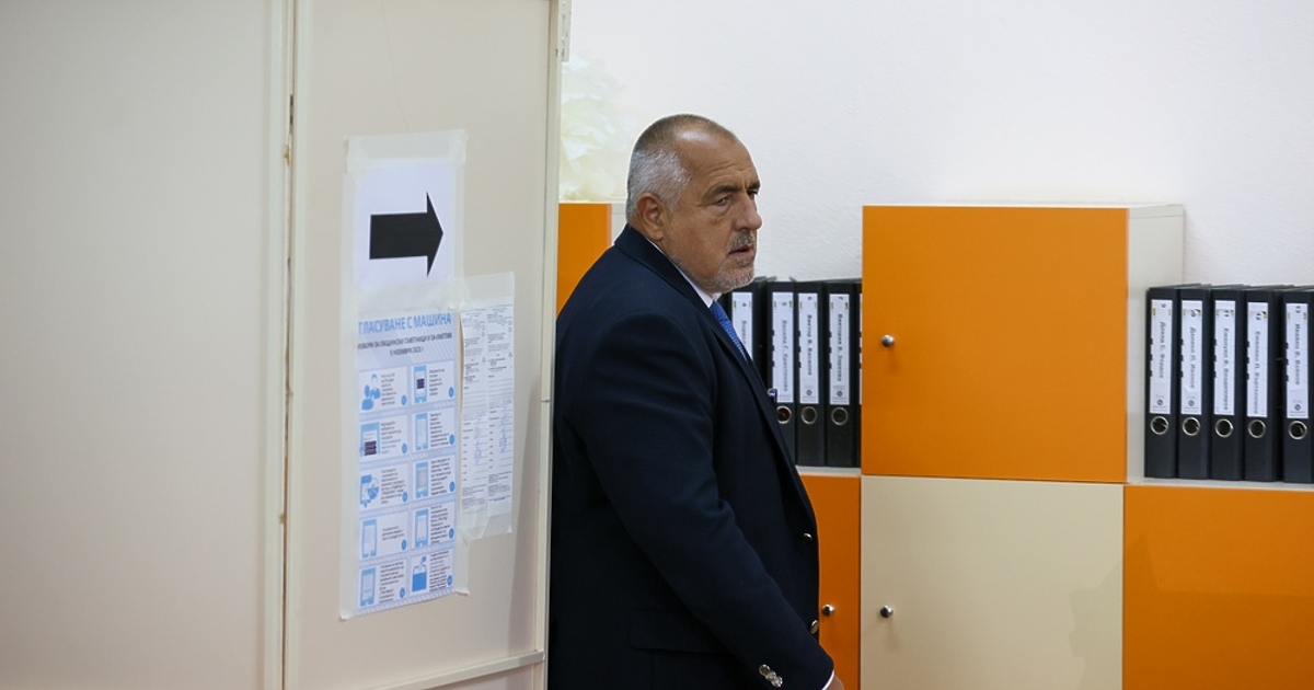 Лидерът на ГЕРБ Бойко Борисов гласува с хартиена бюлетина в