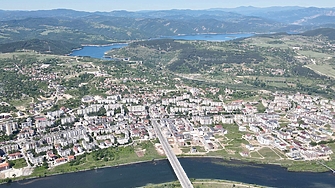 Очаквано една зебра води солидно пред всички в Кърджали към