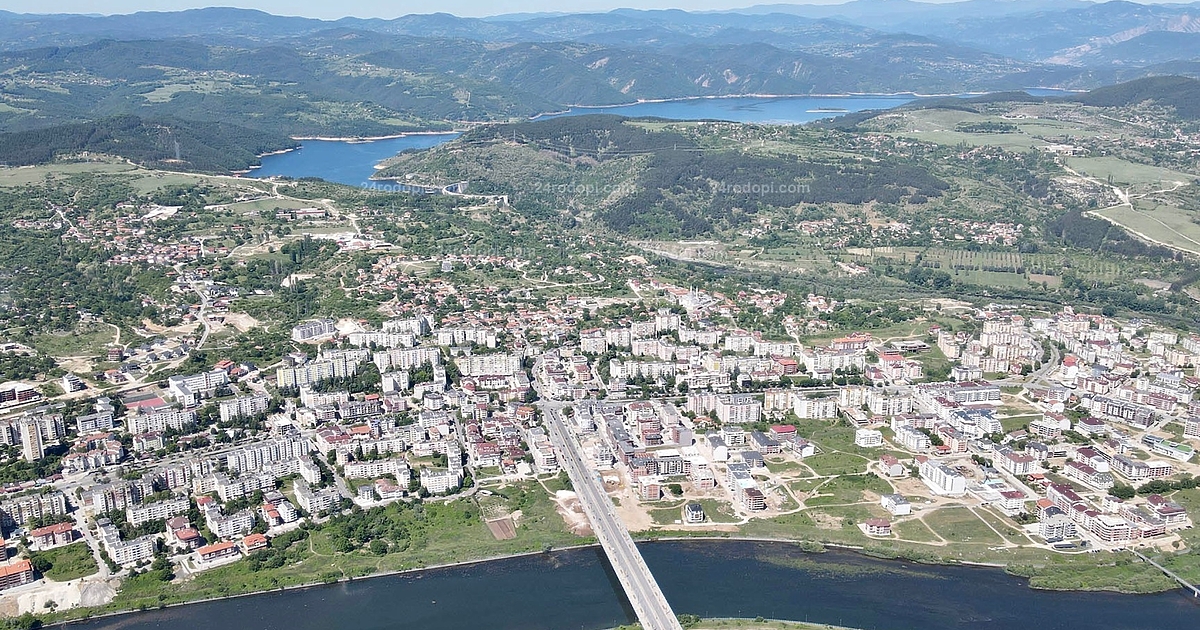 Очаквано, една зебра води солидно пред всички в Кърджали към
