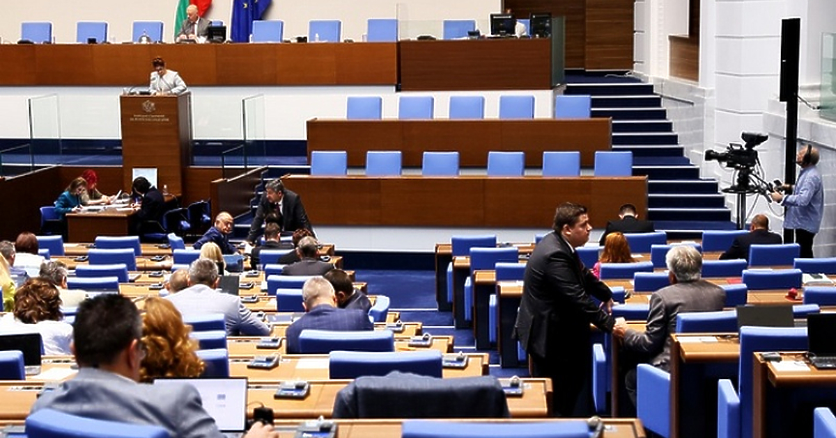 Oчаквано парламентът не събра кворум, за да проведе извънредно заседание,