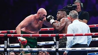 Тайсън Фюри постигна спорна победа с 2 1 съдийска гласа в