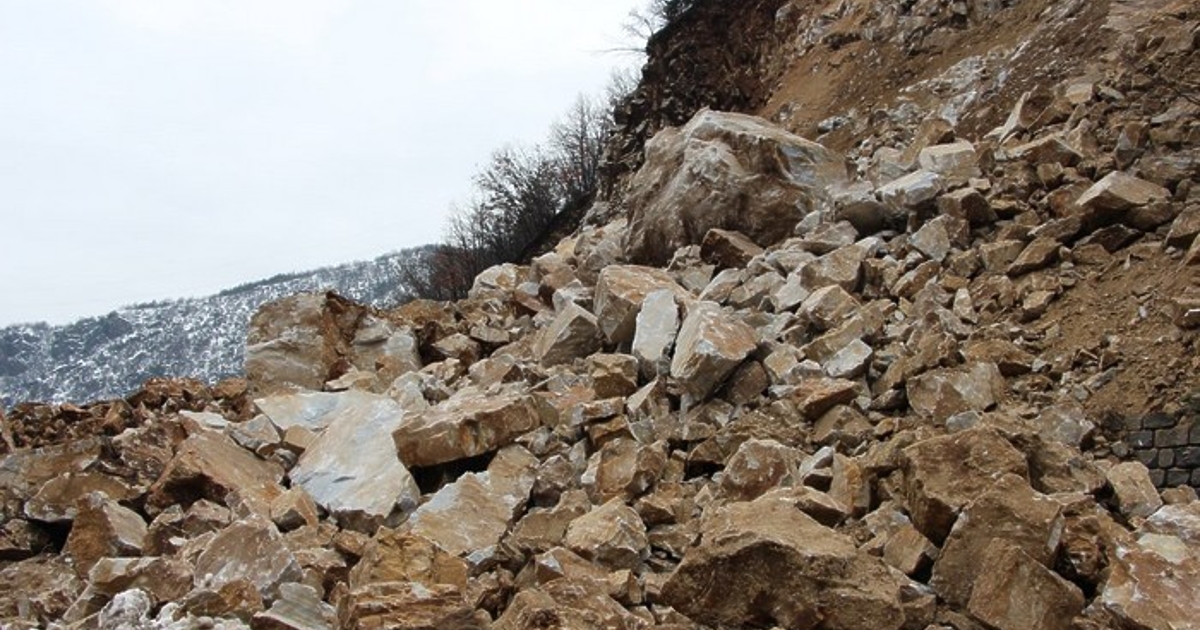 Контролиран взрив по строяща се отсечка от път Е-79 е