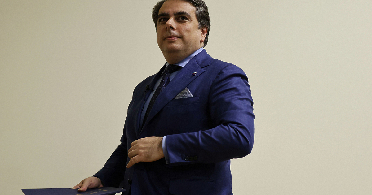 На 8 март 2019 година Асен Василев не е финансов