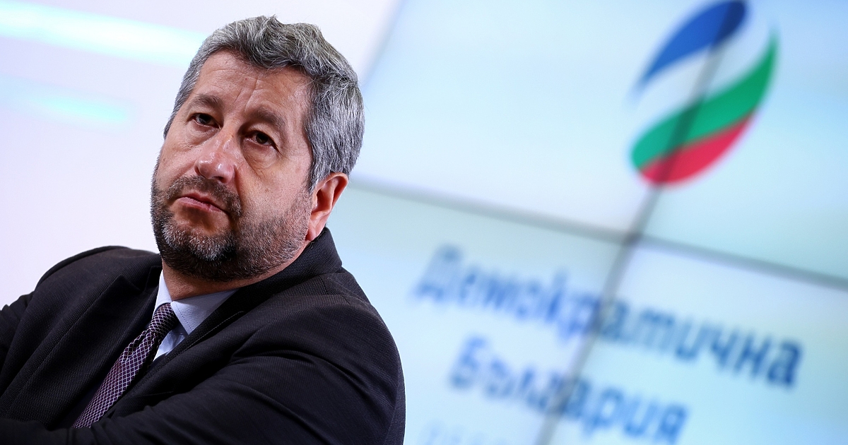 Конструкцията е достатъчно сложна и с най-различни напрежения, наслагвания, но