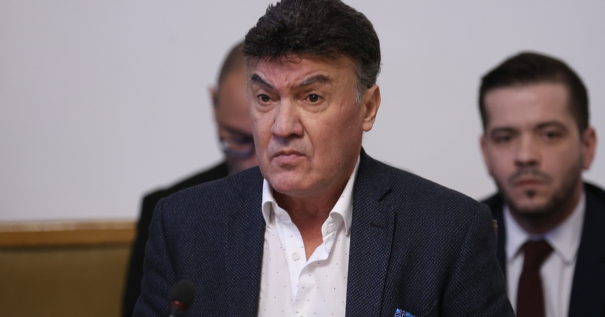 Не съм дошъл тук като жертвено агне... Никой не търси