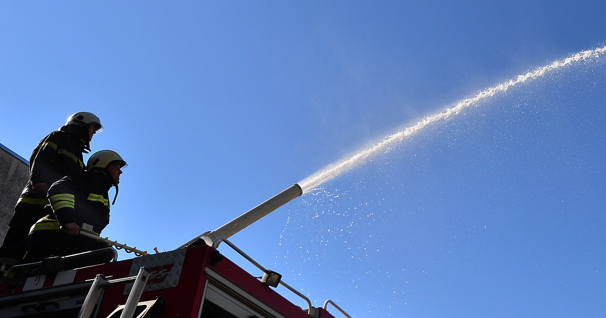 Обитателите на блок в Ботевград са евакуирани след голям пожар,