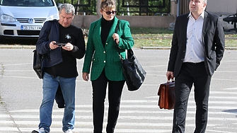 Как в партията на Слави Трифонов контролират депутатите си как