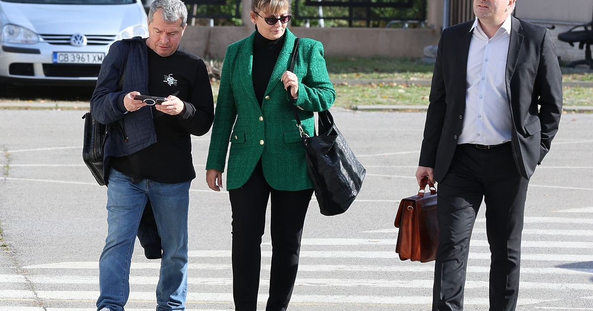 Как в партията на Слави Трифонов контролират депутатите си, как