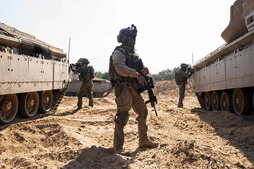 ДЕНЯТ В НЯКОЛКО РЕДА: Израелски танкове - в центъра на град Газа