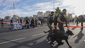 Най малко двама души бяха убити а осем ранени днес при