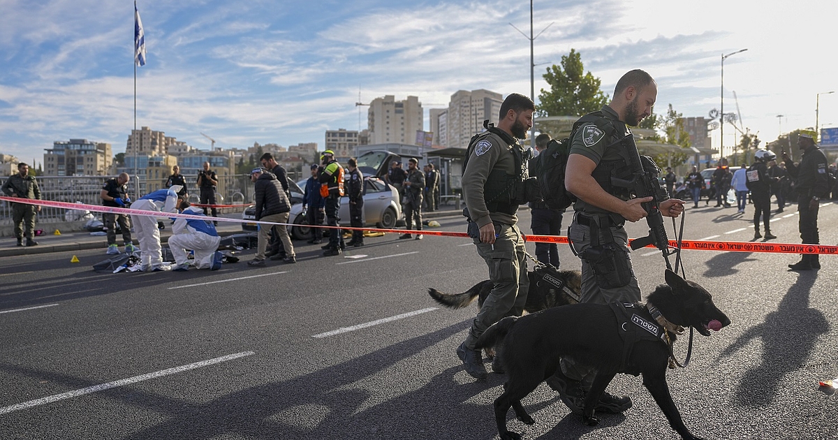 Най-малко двама души бяха убити, а осем ранени днес при