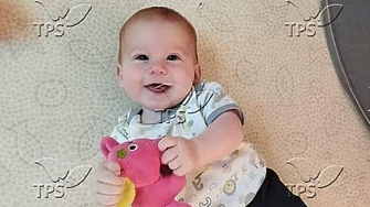 Кфир Бибас деветмесечно усмихнато червенокосо дете което тъкмо е започнало