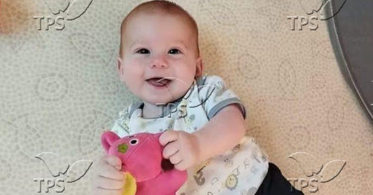 Кфир Бибас, деветмесечно усмихнато червенокосо дете, което тъкмо е започнало