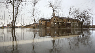 Почти половин милион души са останали без ток а един