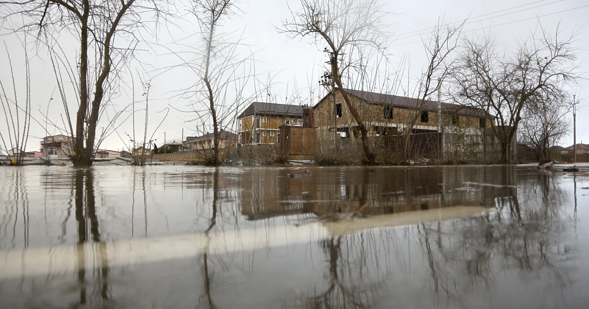 Почти половин милион души са останали без ток, а един