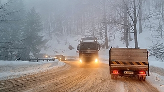 Изключително затруднено е движението през прохода Петрохан който свързва София