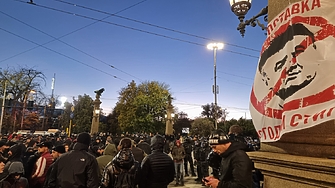 Горящи коли тежко ранени и задържани демонстранти А на стадиона