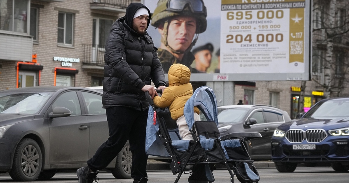 Руската рубла спадна от достигнатите през последните дни най-високи нива