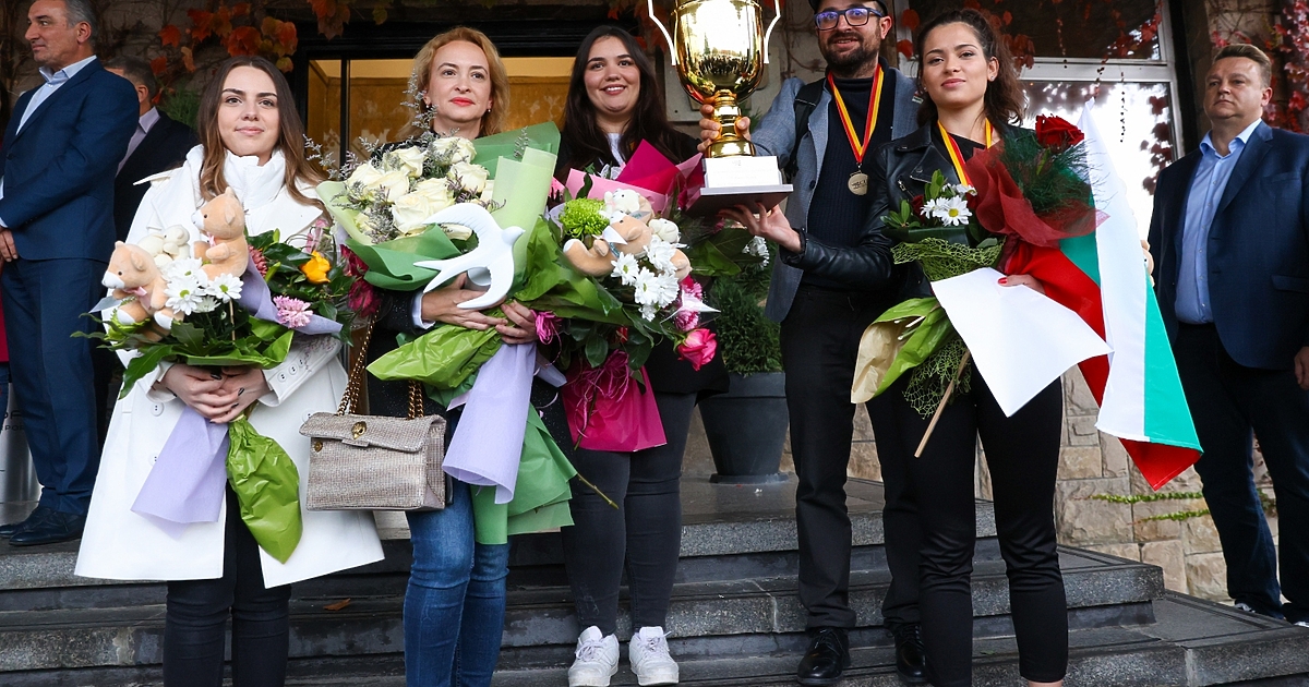 С почести като за царици и отрупани с цветя. Така