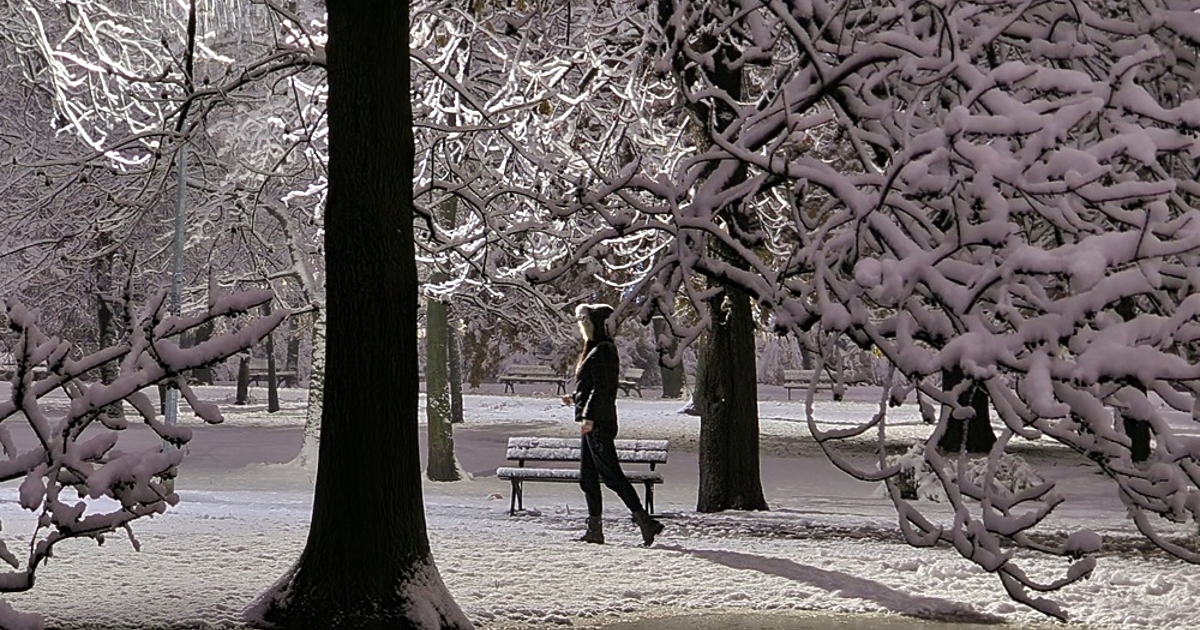 През нощта облачността ще продължи да се разкъсва и намалява,