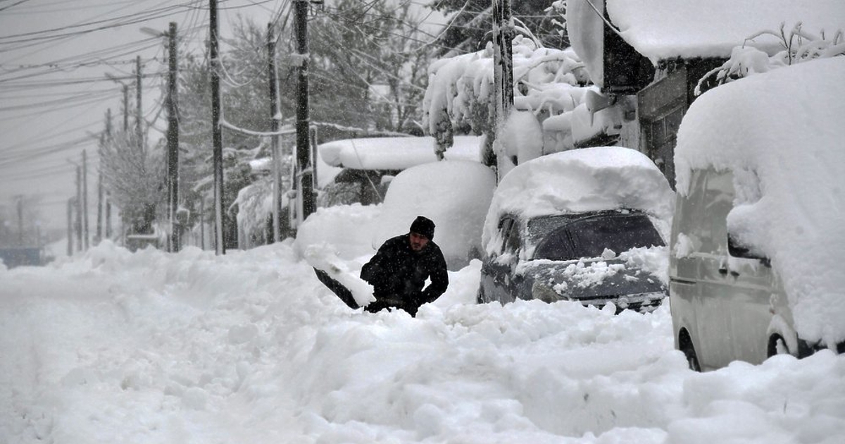 Снежно бедствие в страната - цели райони останаха без ток,
