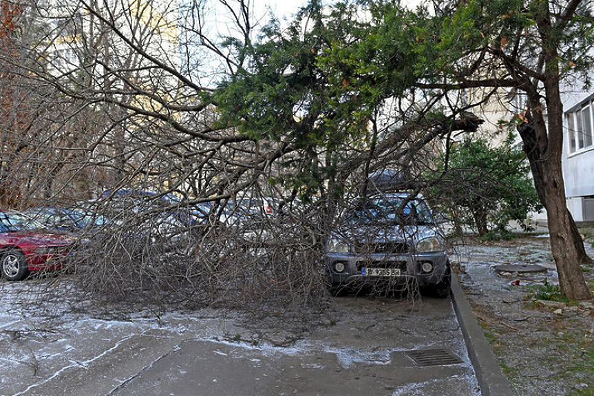 Бедствено положение във Варна. Бурен вятър и силни валежи в Източна България