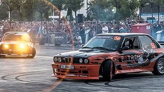 Забележителен умник който бе сниман как дрифти на паветата пред