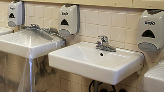 Мъж по халат и с шампоан е влязъл във ВиК Болярово