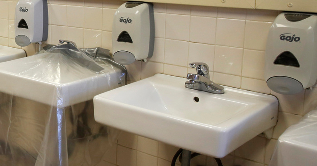 Мъж по халат и с шампоан е влязъл във ВиК-Болярово,