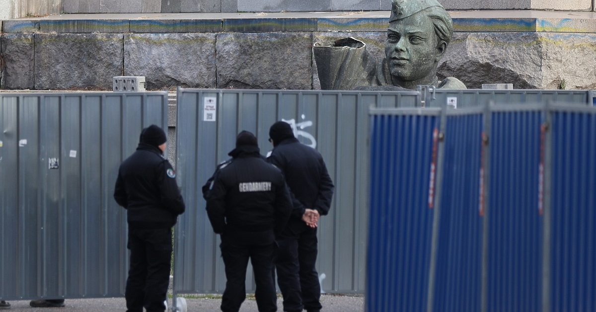 Ден след като Паметникът на Съветската армия се раздели с