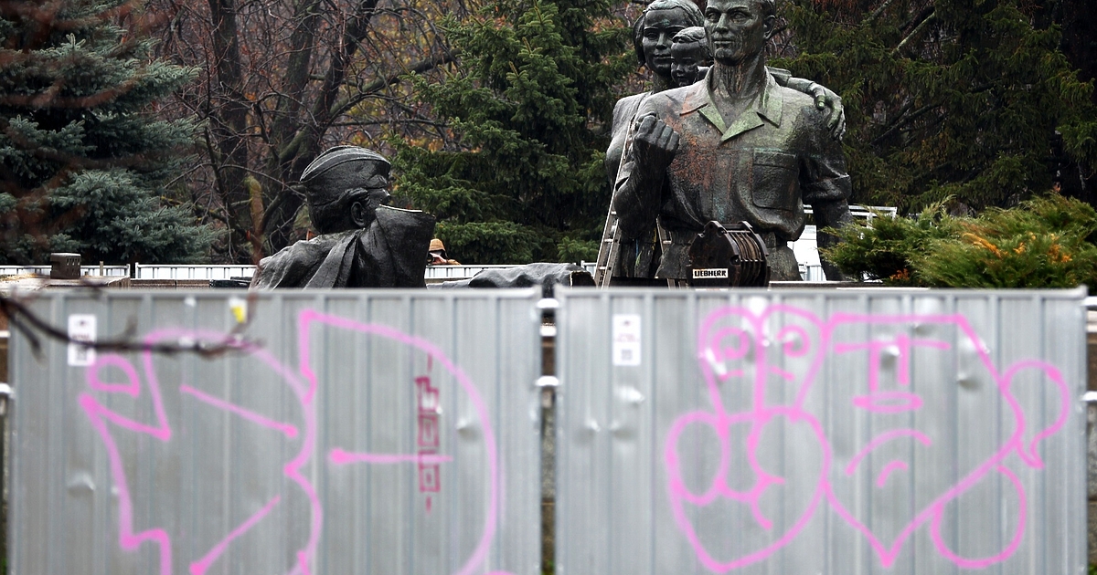 Още една фигура бе свалена от Паметника на Съветската армия