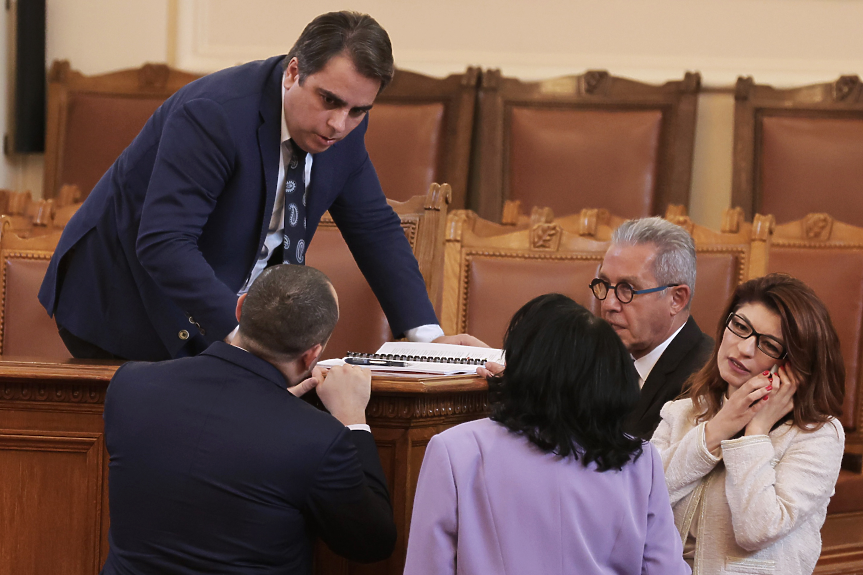 ДЕНЯТ В НЯКОЛКО РЕДА: Бюджетът - приет, Атанасова - потенциален конституционен съдия