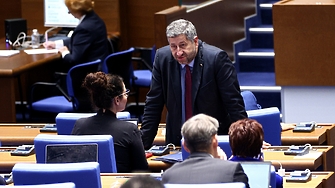 Партийните лидери от време на време демонстрират сила за да