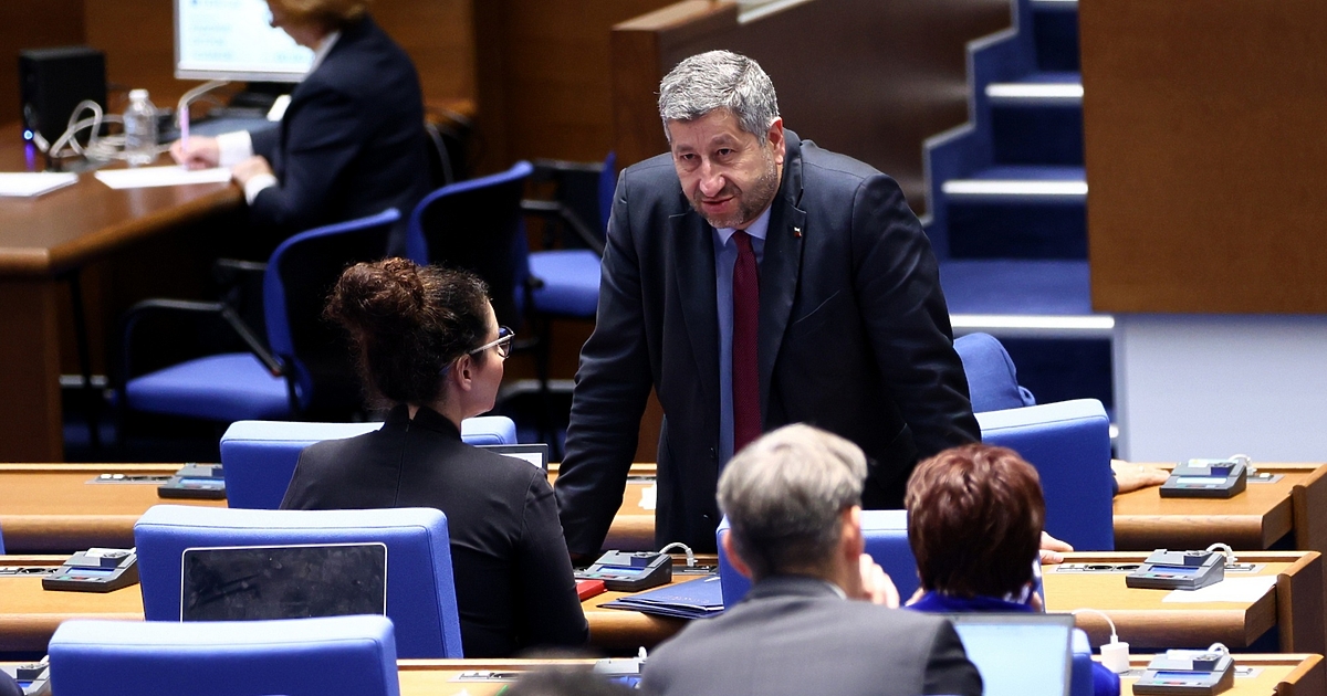 Партийните лидери от време на време демонстрират сила, за да