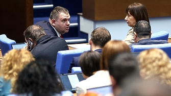 Под охраната на жандармерия и полиция с полуопозиция и под