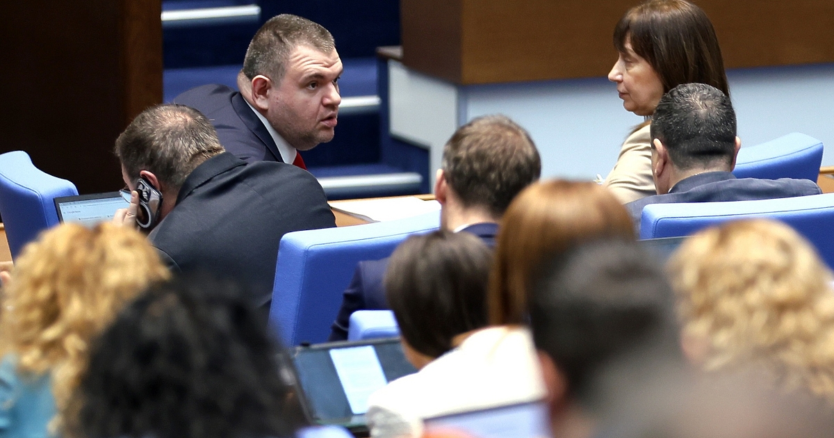 Под охраната на жандармерия и полиция, с полуопозиция и под