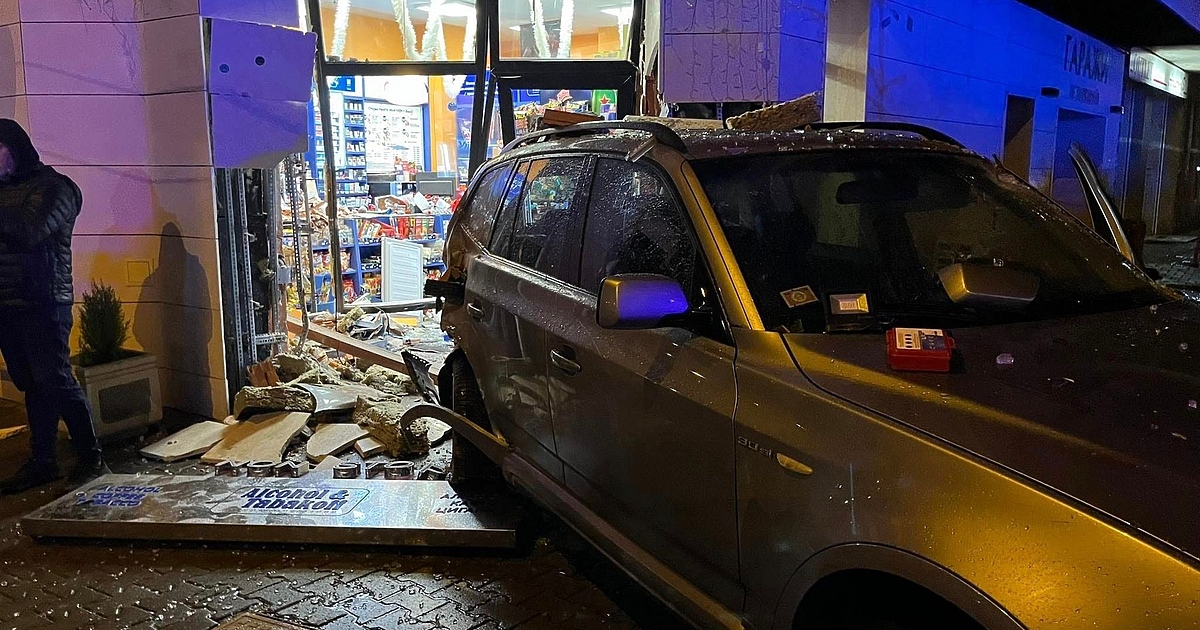 Кола се е врязала преди полунощ в магазин в София.