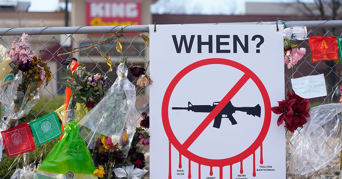 Две обаждания на тел. 911 в неделя следобед: В Далас, Тексас, 21-годишен мъж