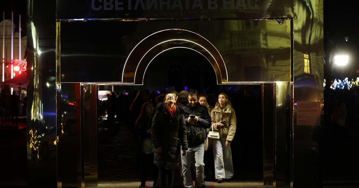 Няма да коментирам златната арка на площада - не съм