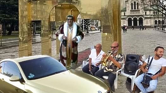 Червеното килимче под странното съоръжение на площад Св Александър Невски