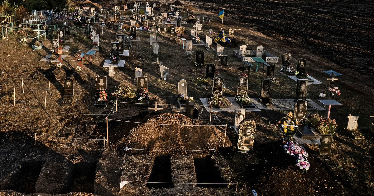 Анна Гин е журналистка и писателка, живее в украинския град Харкив. Тя